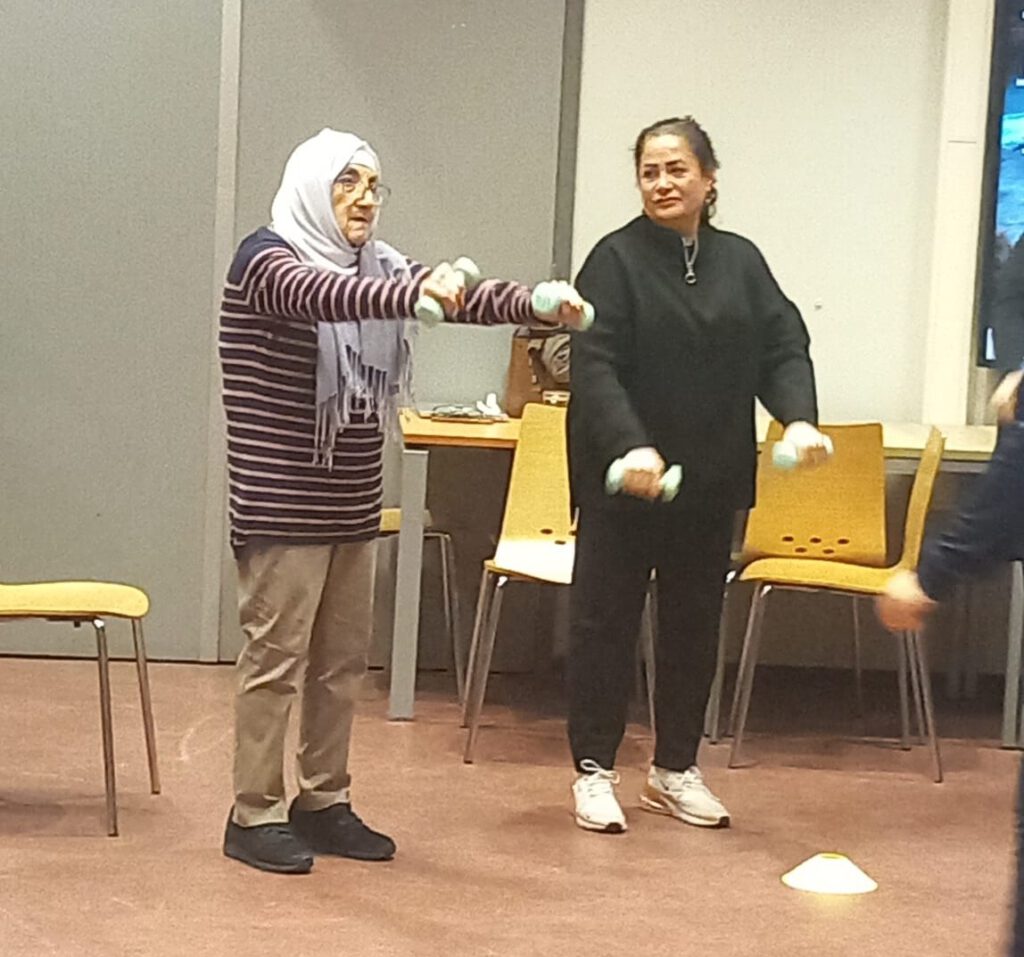 Vrouwen Fit & Gezond Café Elke woensdagochtend zijn alle Delftse vrouwen welkom om mee te doen aan de inloopsportochtend en het aanvullende programma. Tijdens deze ochtend worden verschillende activiteiten georganiseerd rond welzijn en gezondheid.